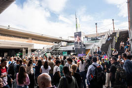 Decenas de personas esperaban en la estación de Chamartín de Madrid.