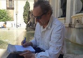 El escritor alicantino Joaquín Ferry en la plaza del Patriarca de Valencia.