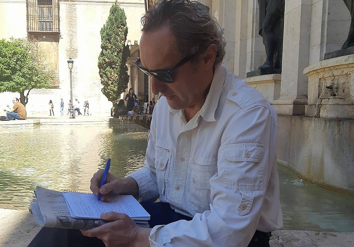 El escritor alicantino Joaquín Ferry en la plaza del Patriarca de Valencia.