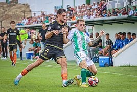 Undabarrena lucha con un rival por el control de la pelota.