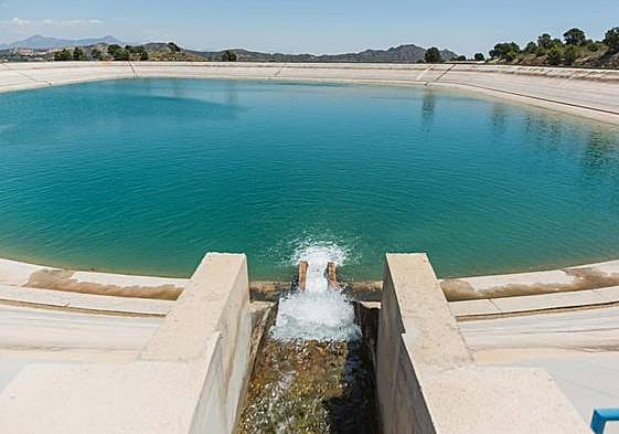 Llegada de agua al embalse de Los Puertos.