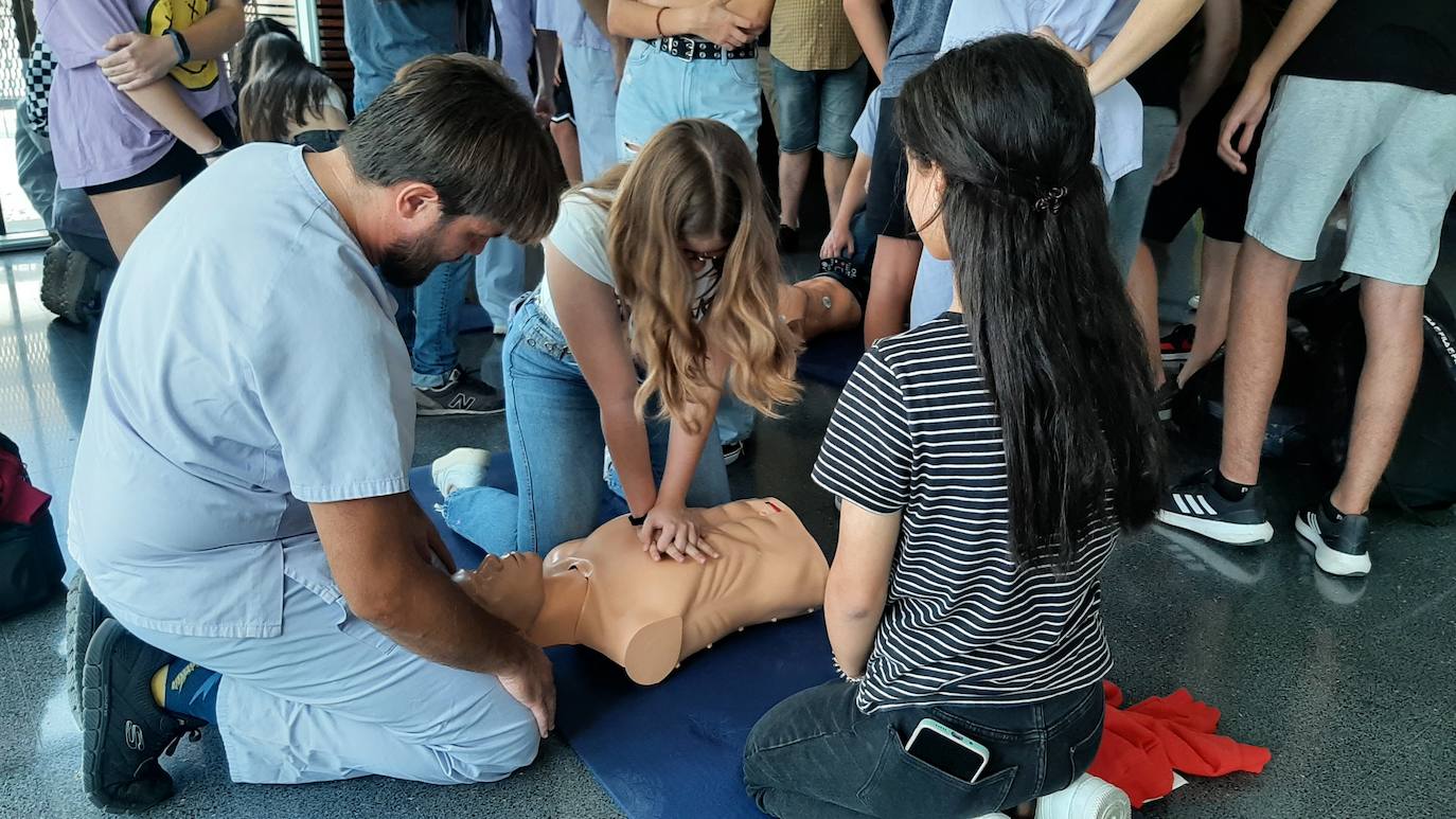Prácticas de reanimación en el Hospital General de Elche.