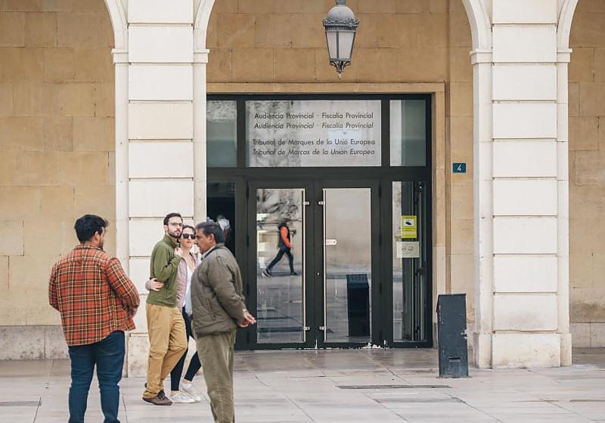 Entrada de la Audiencia Provincial de Alicante.