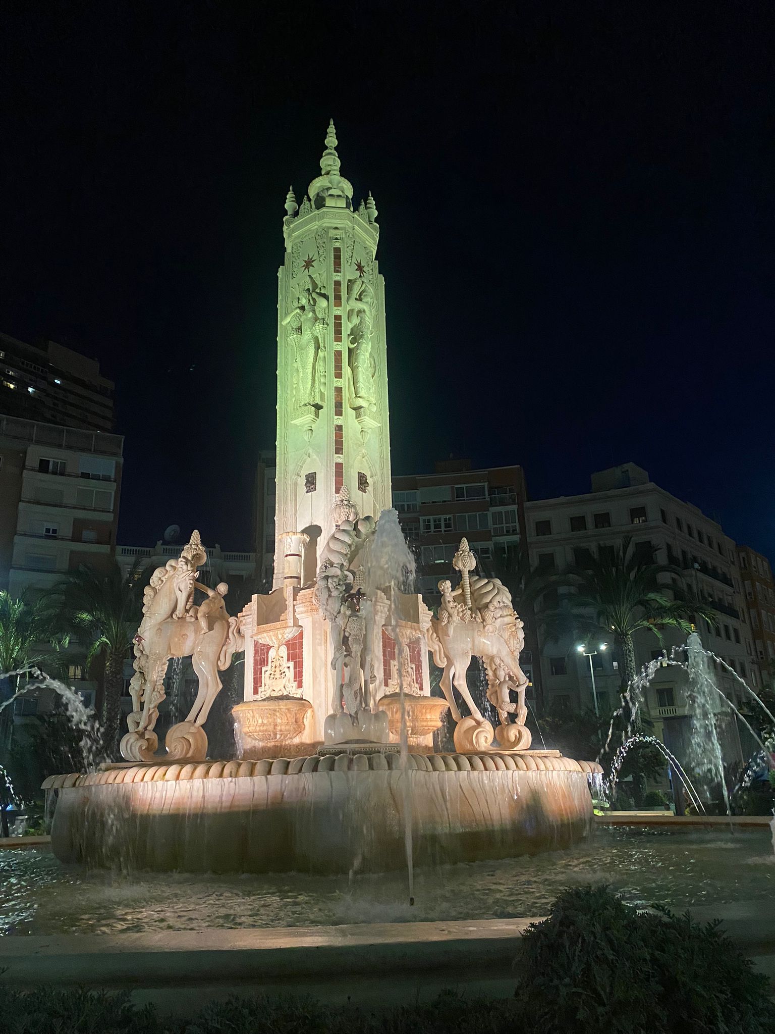 Imagen secundaria 2 - Espacios públicos de la provincia de Alicante iluminados con los colores que simbolizan el duelo perinatal.