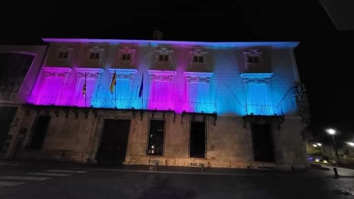 Imagen secundaria 1 - Espacios públicos de la provincia de Alicante iluminados con los colores que simbolizan el duelo perinatal.