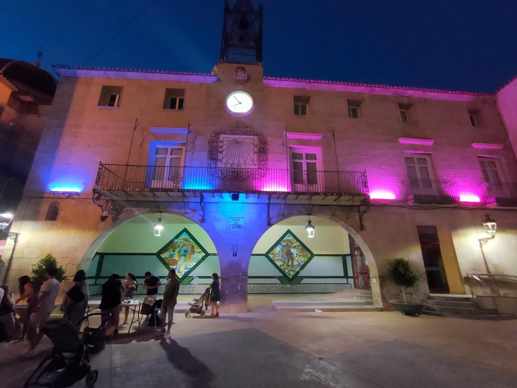 Imagen principal - Espacios públicos de la provincia de Alicante iluminados con los colores que simbolizan el duelo perinatal.