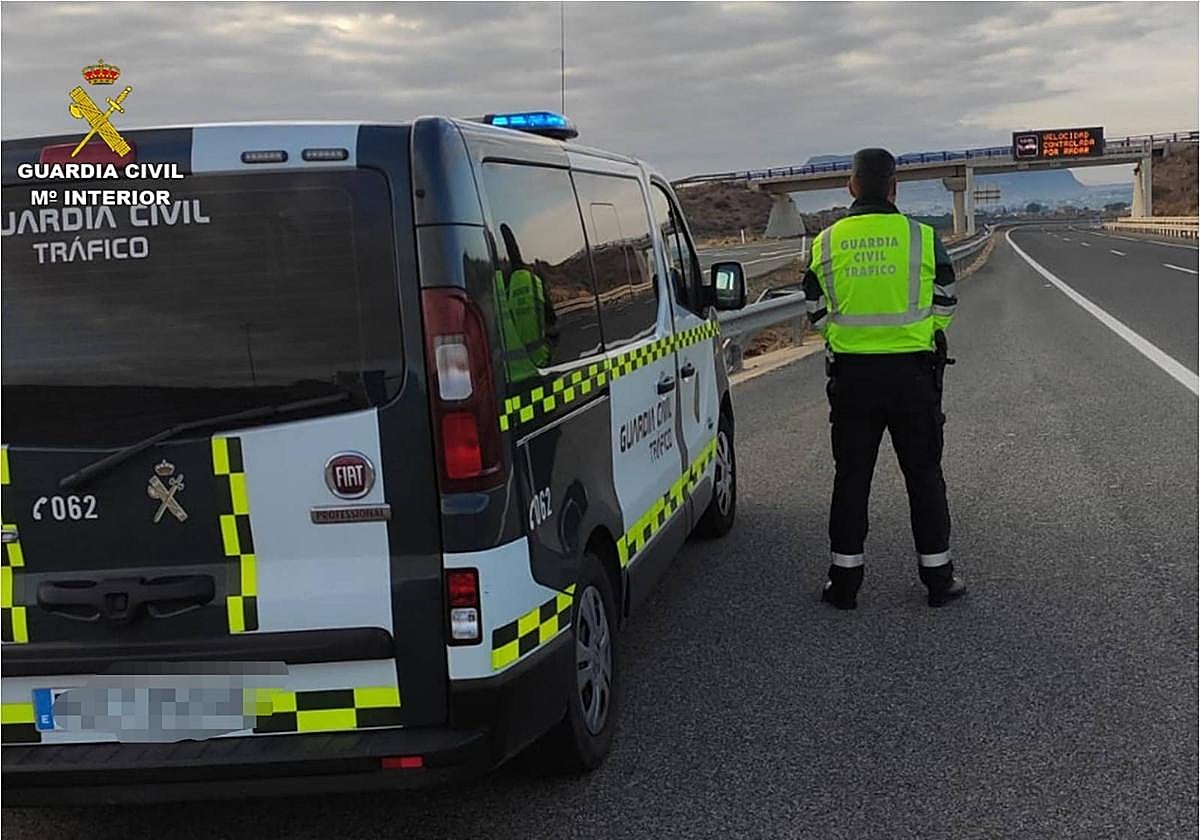 La Guardia Civil de tráfico durante un control.