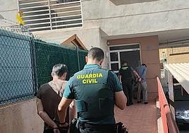 Dos agentes de la Guardia Civil de Guardamar del Segura durante el arresto de dos de los presuntos miembros de la banda.
