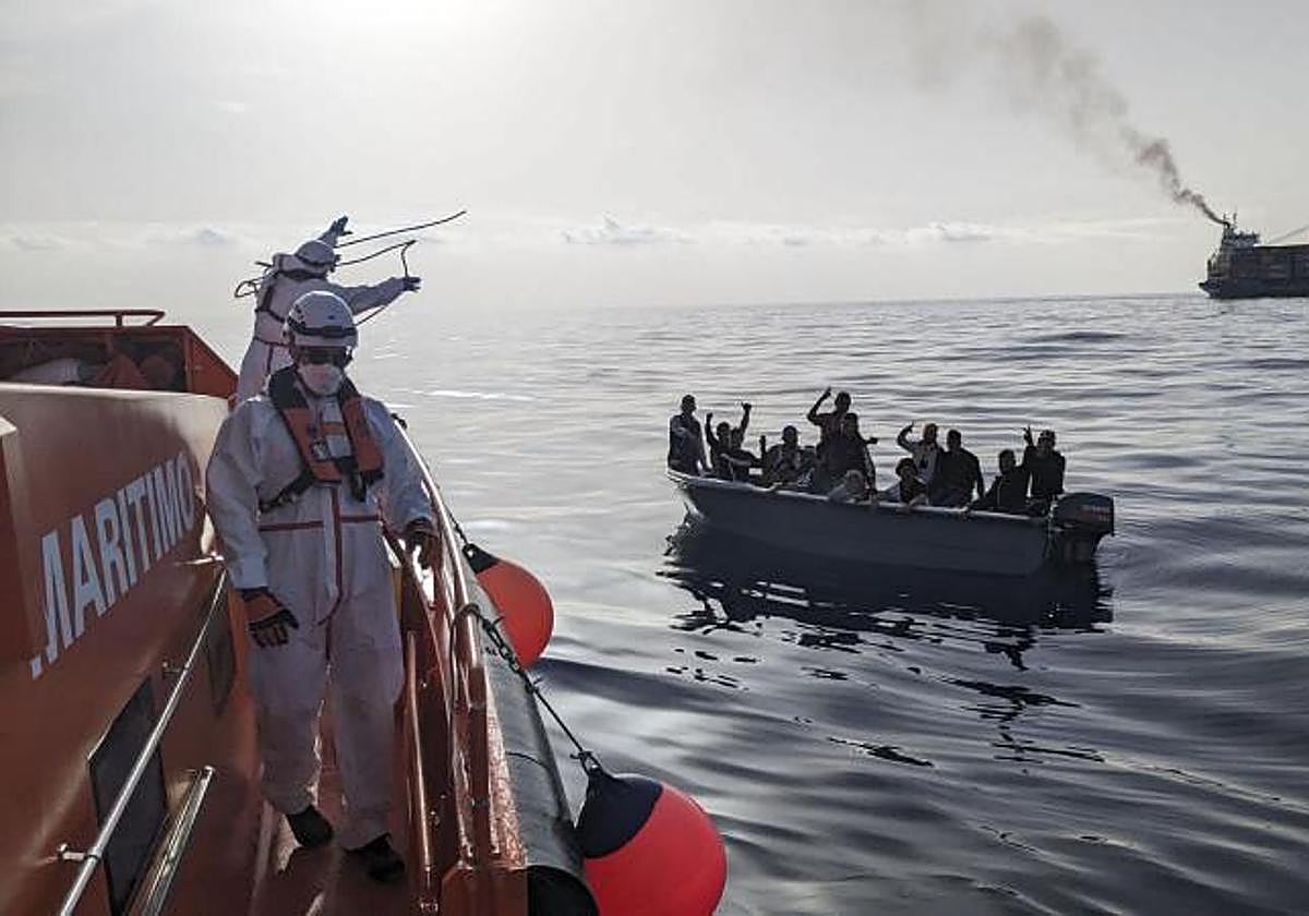 Una embarcación de Salvamento Marítimo ha rescatado este martes a quince personas que iban en una patera a la deriva a unas 34 millas al este del litoral de Alicante.