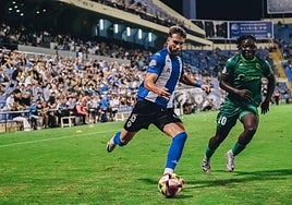 Samu Vázquez llega hasta la línea de fondo ante el Cerdanyola