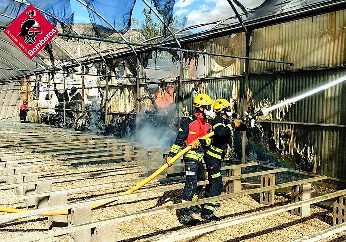 Los bomberos, en plena extinción del incendio.