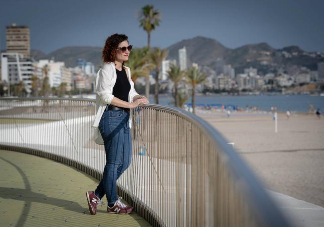 Elisa Ferrer en la playa de Poniente, a orillas del edificio Veralux.