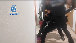 Agentes de la Policía Nacional durante la operación.