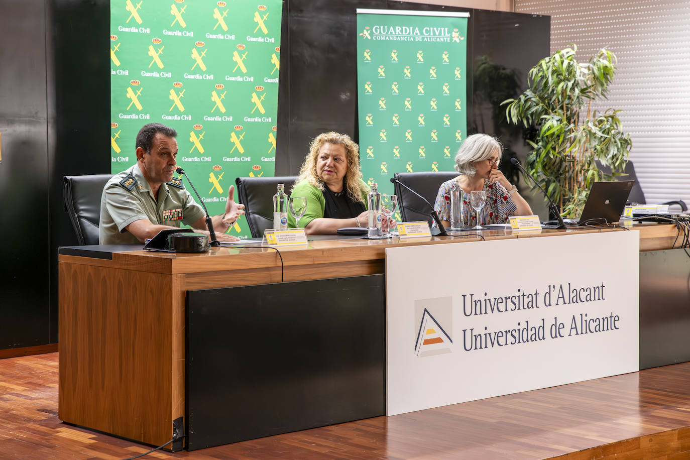 Conferencia sobre la presencia de las mujeres en la Guardia Civil