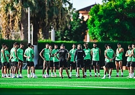 Charla de Beccacece con la plantilla del Elche antes del entrenamiento de este jueves