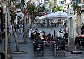 Imagen de una céntrica calle de Benidorm llena de terrazas