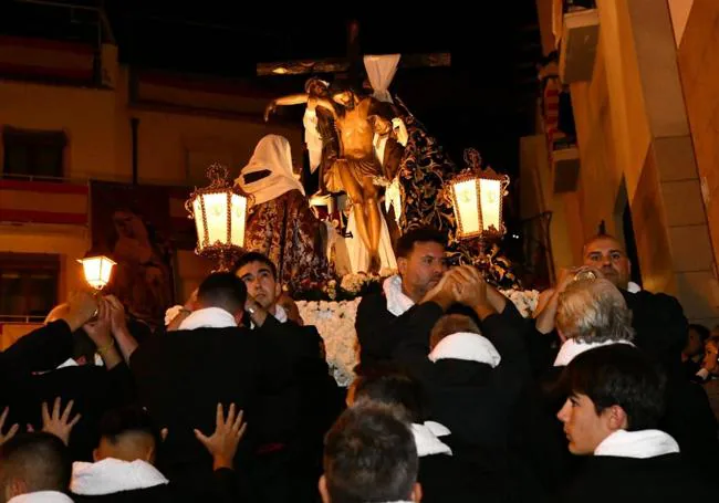 Paso del Descendimiento de Santa Cruz con la Virgen de la Piedad.