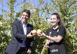 El presidente de la Generalitat Valenciana, Carlos Mazón, y la capitana del Atticgo Club Balonmano Elche, María Flores, cortan las primeras granadas de la temporada.