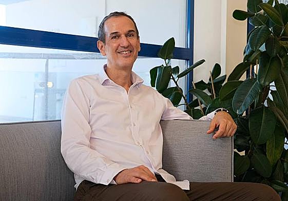 El escritor Roberto Santiago en la redacción de TodoAlicante.