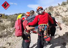 Los bomberos realizando el rescate.