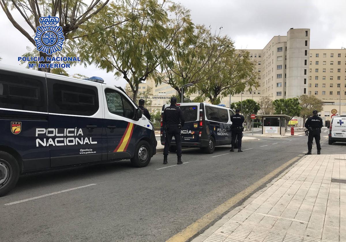 Agentes de la Policía Nacional, en el Hospital General de Alicante Doctor Balmis.