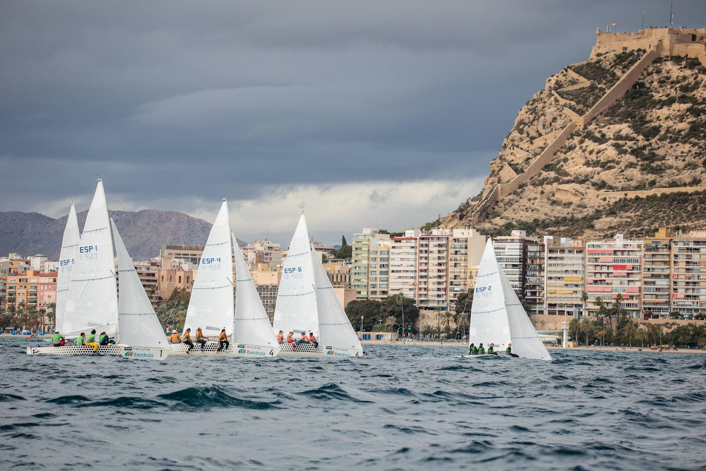 Imagen principal - Team Baleària-RCNP gana el Trofeo Alicante City &amp; Beach, la Liga Iberdrola y el Campeonato España de Vela Femenina