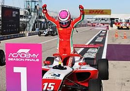 La piloto diansense Marta García levanta los brazos tras su triunfo.