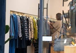 Una señora, en una tienda de ropa.