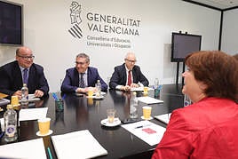 Reunión de este lunes entre el conseller de Educación (centro) y la presidenta de la AVL.