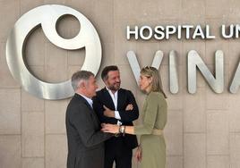Los tres alcaldes, en la puerta del Hospital del Vinalopó.