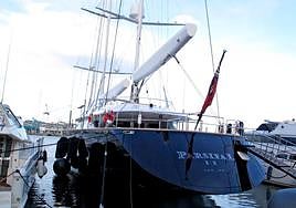 El supervelero 'Parsifal III' atracado en el Puerto de Dénia.