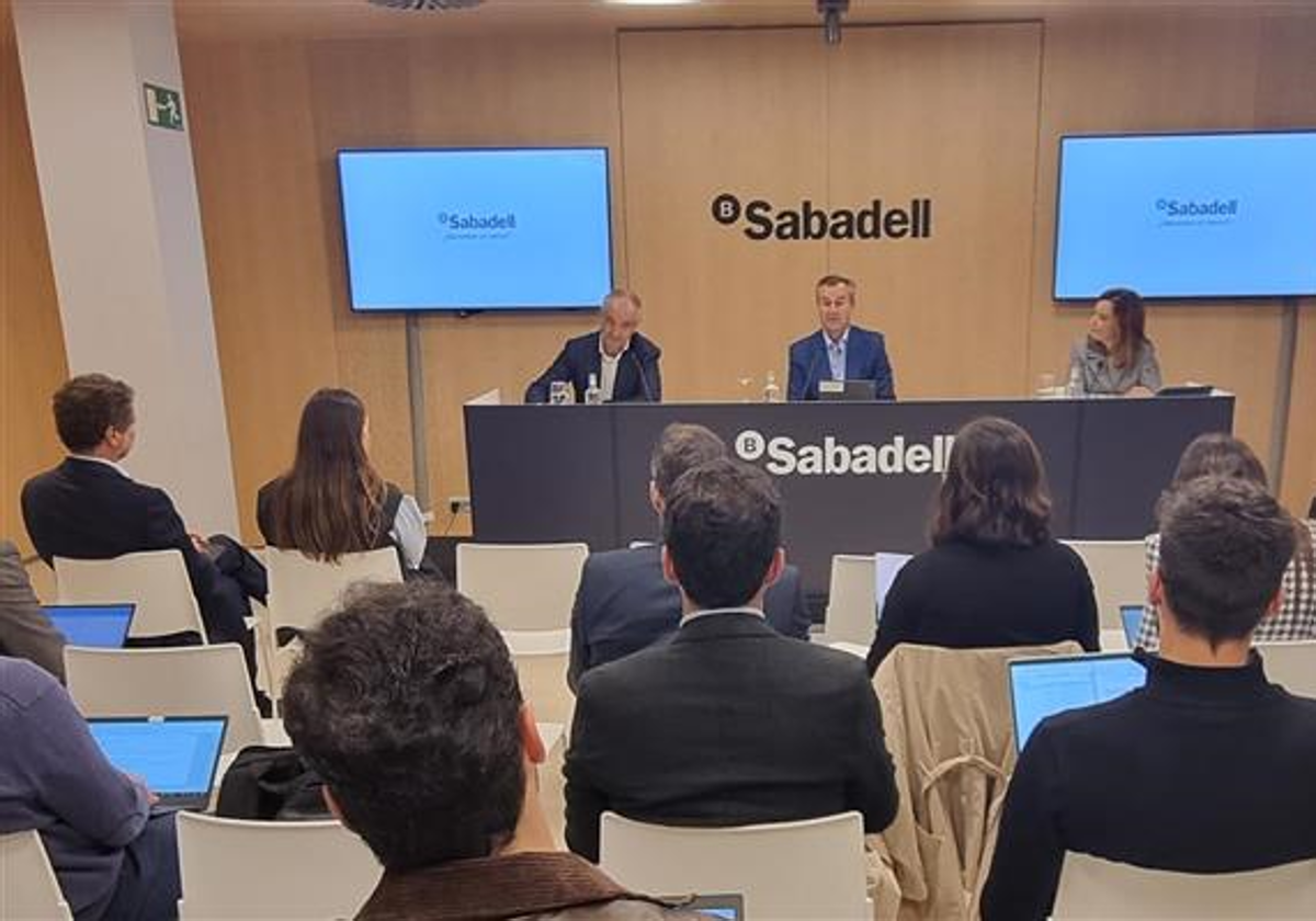 El consejero delegado de Banco Sabadell, César González-Bueno, en el centro durante la presentación.