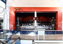 Imagen de la entrada a los cines del centro comercial La Marina de Finestrat