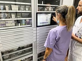 Una enfermera maneja este pionero sistema para la prescripción de fármacos.