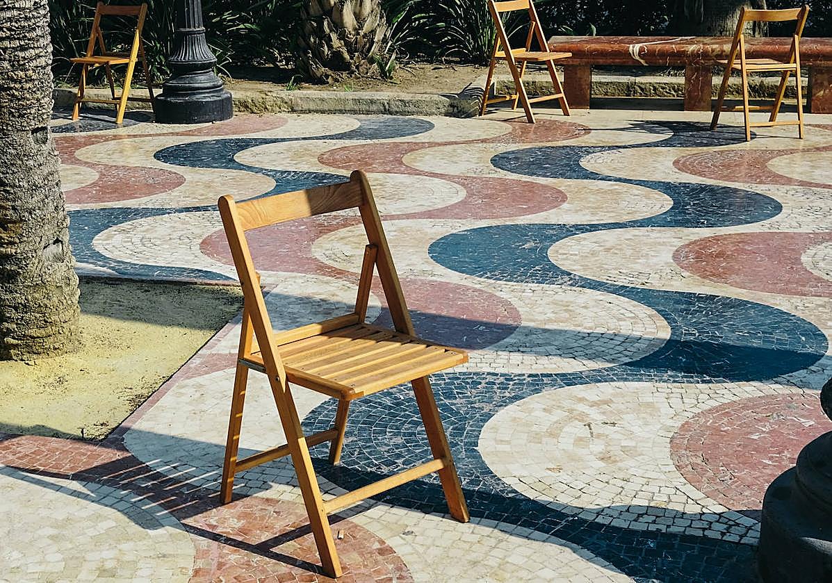 Explanada de Alicante con el conocido mosaico en forma de olas.