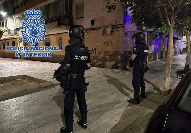 Efectivos de la Policía en el barrio.