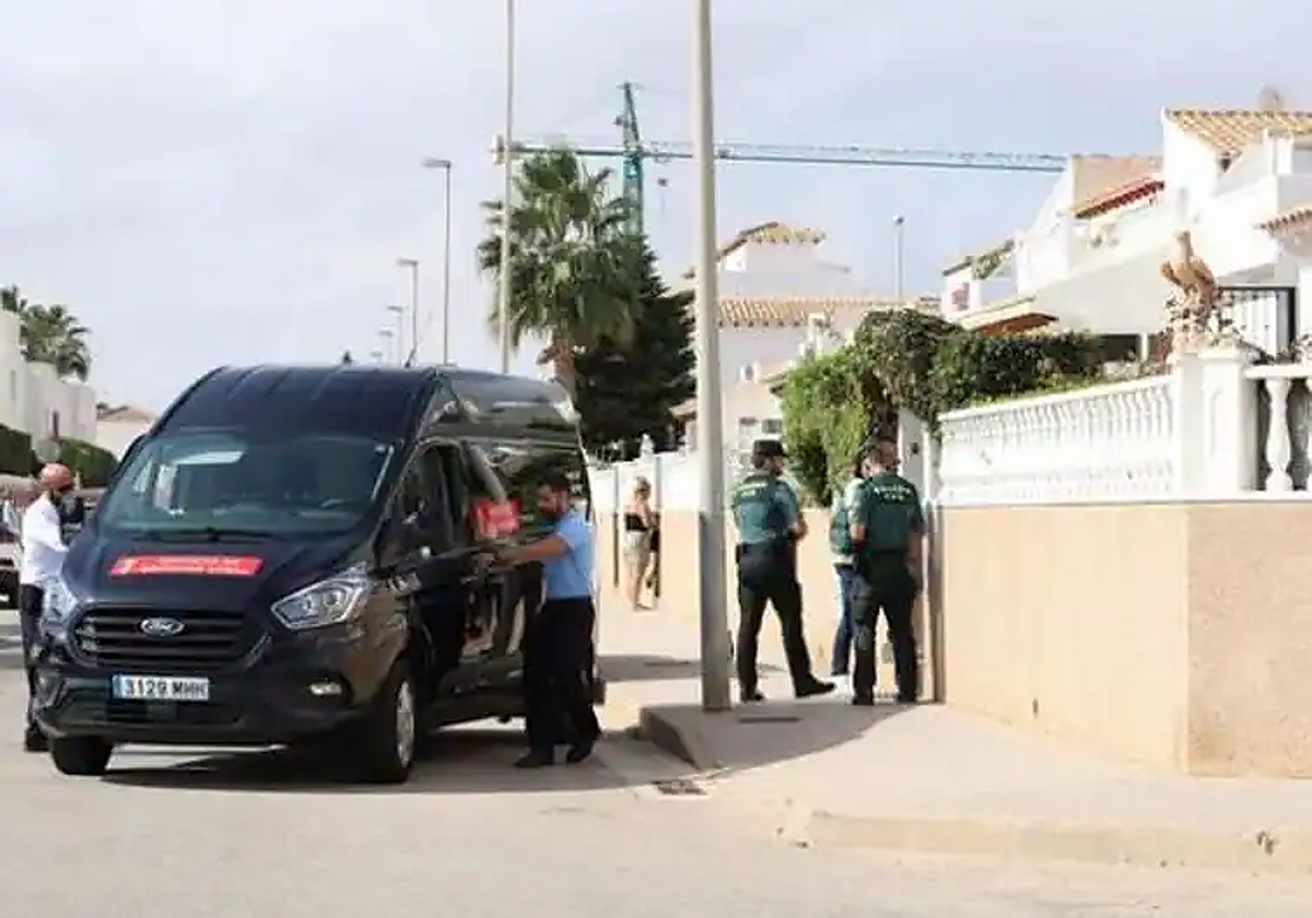 Los agentes, en el exterior de la vivienda donde han hallado el cuerpo.