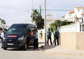 Los agentes, en el exterior de la vivienda donde han hallado el cuerpo.