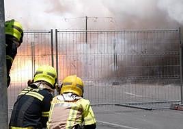 Los bomberos, en una mascletà de las Hogueras de San Juan.