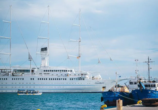 El Club Med 2 ha hecho parada en el Puerto de Alicante.