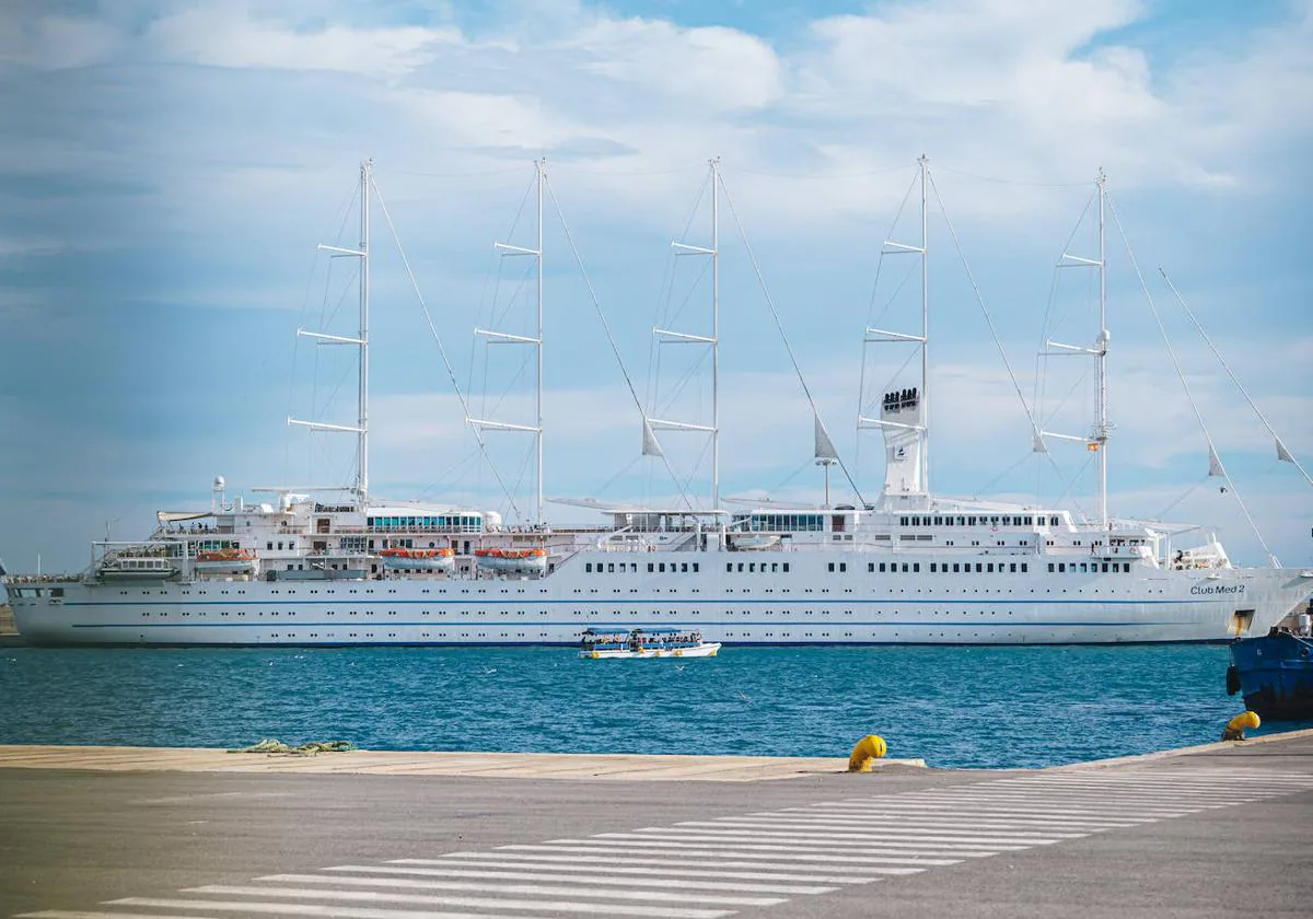 El Club Med 2 ha hecho parada en el Puerto de Alicante.
