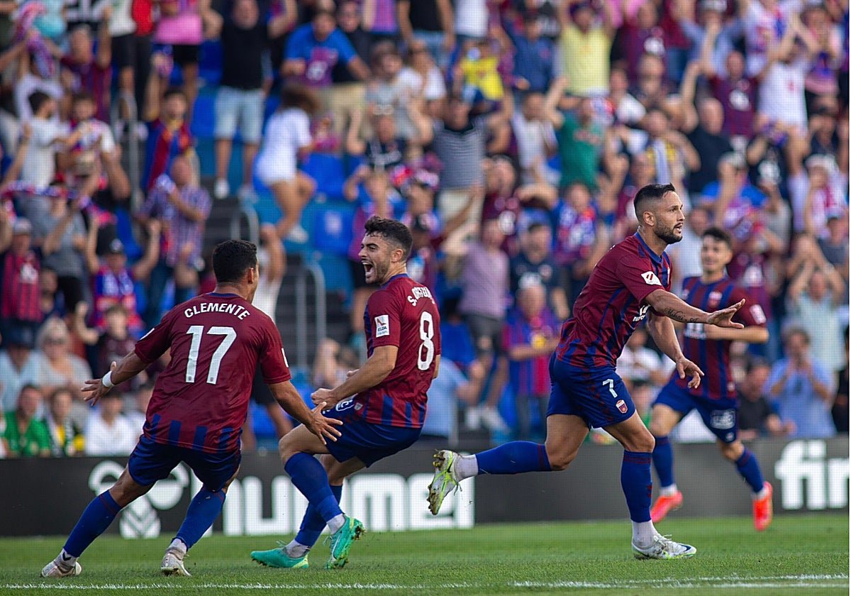 Florin Andone celebra un gol con el Eldense