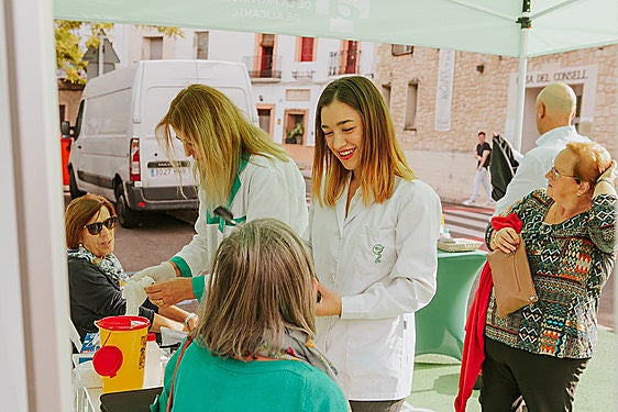Carpa informativa instalada en Vall de Gallinera.