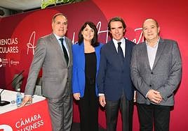 El alcalde de Sant Joan, Santi Román, con los diputados alicantinos Julia Parra y Joaquín Melgarejo, en compañía del expresidente del Gobierno, José María Aznar.