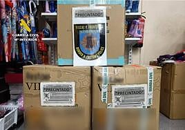 Juguetes confiscados en la operación.