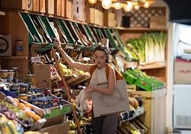 Una clienta, en una tienda de alimentación.