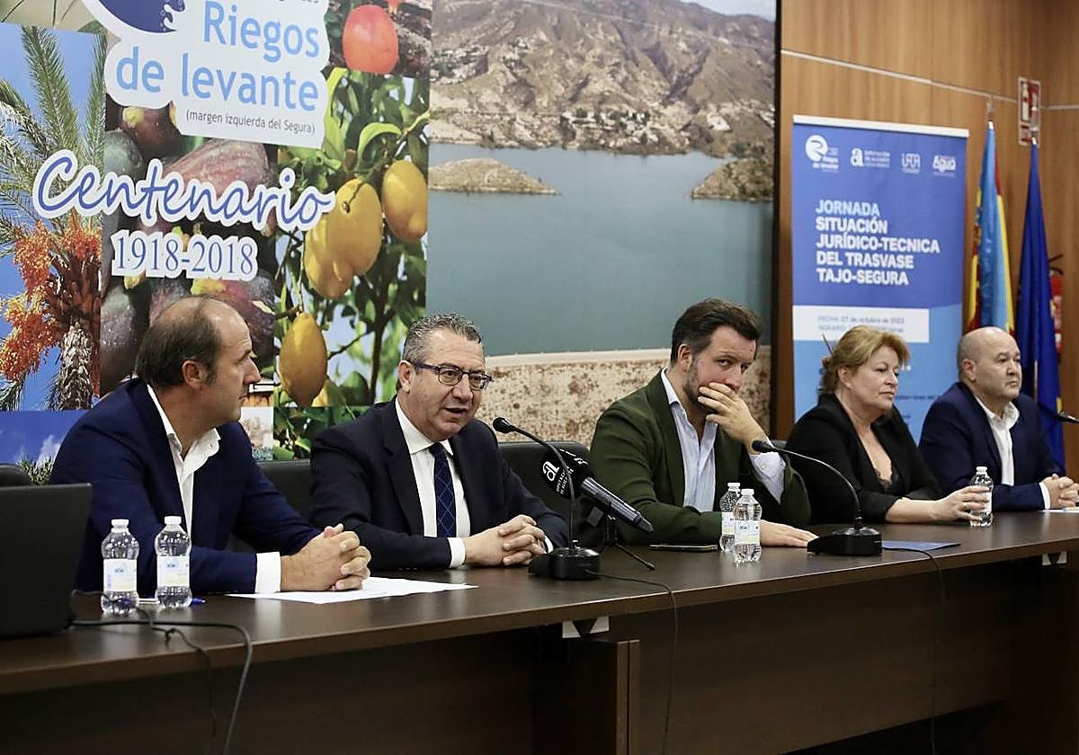 Las autoridades, en la presentación de la jornada sobre el Tajo-Segura.