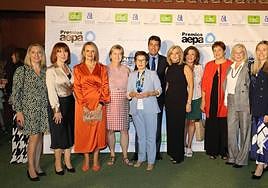 El president de la Generalitat, Carlos Mazón, posa junto a las premiadas.
