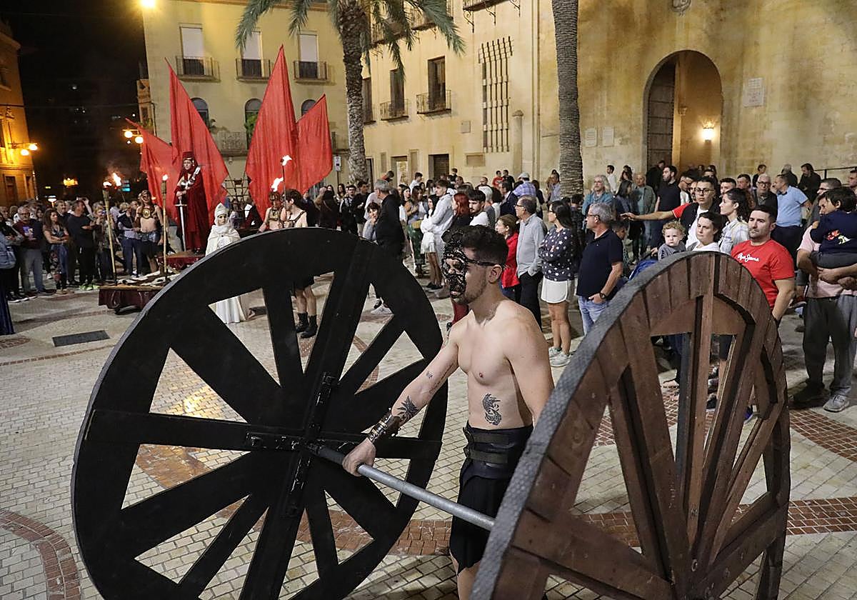 Representación medieval en pleno centro de Elche.