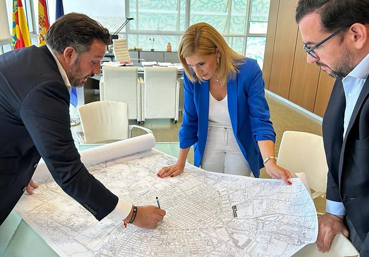 El alcalde de Elche, Pablo Ruz, y el concejal Claudio Guilabert, con la consellera de Infraestructuras, Salomé Pradas.